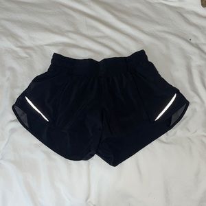 Lululemon 2.5” hotty hot shorts